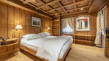 Suite, 2 chambres, terrasse, vue montagne | 1 chambre, minibar, coffres-forts dans les chambres, bureau