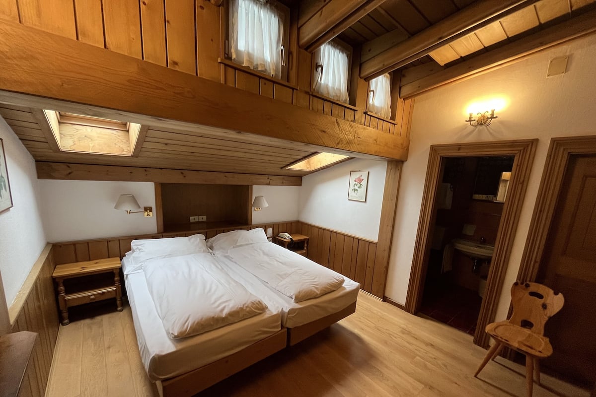 Economy-Doppel- oder -Zweibettzimmer | Schreibtisch, kostenloses WLAN, Bettwäsche