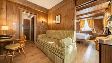 Työpöytä, ilmainen Wi-Fi, vuodevaatteet