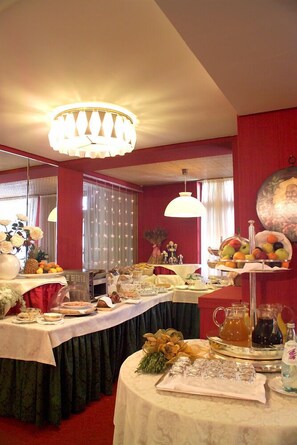 Tägliches inbegriffenes Frühstücksbuffet