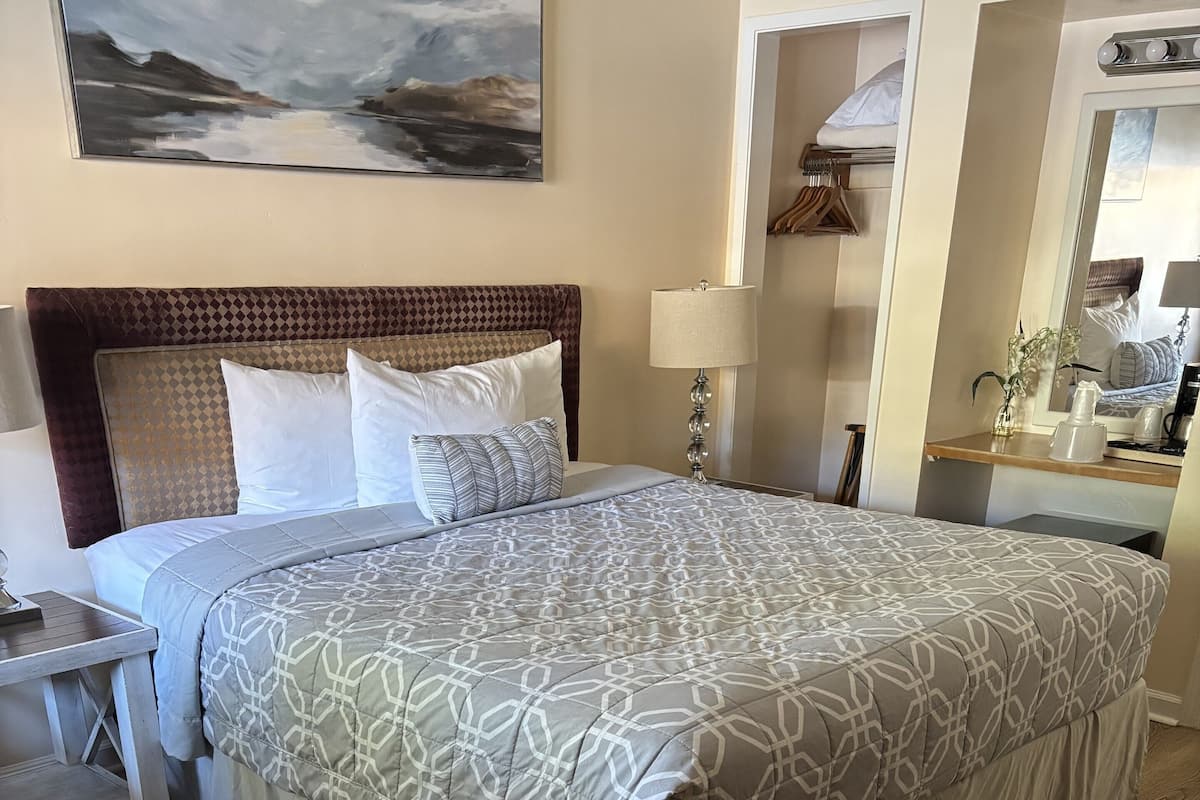 Iron/ironing board, free WiFi, bed sheets