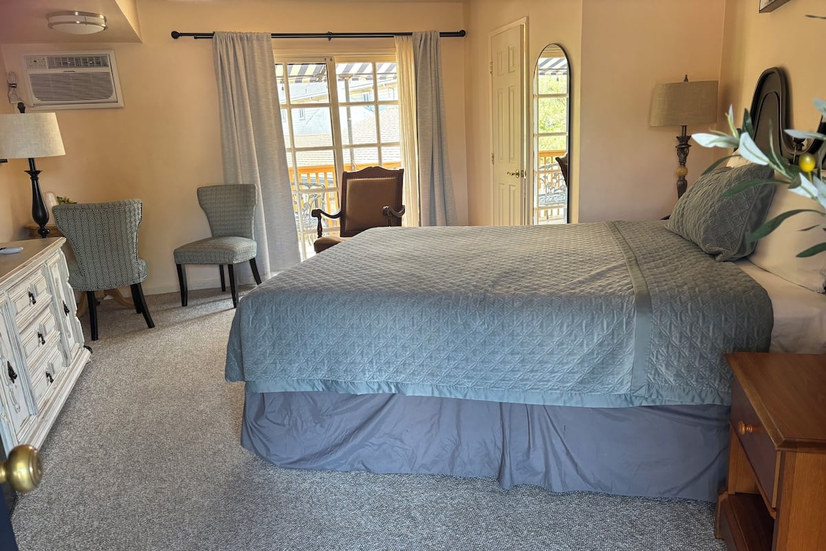 Iron/ironing board, free WiFi, bed sheets