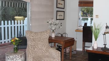 Suíte estúdio exclusiva, cozinha, vista para a montanha | Opções para refeição no quarto