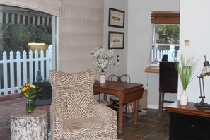 In-room dining - Peach Tree Inn (San Luis Obispo)