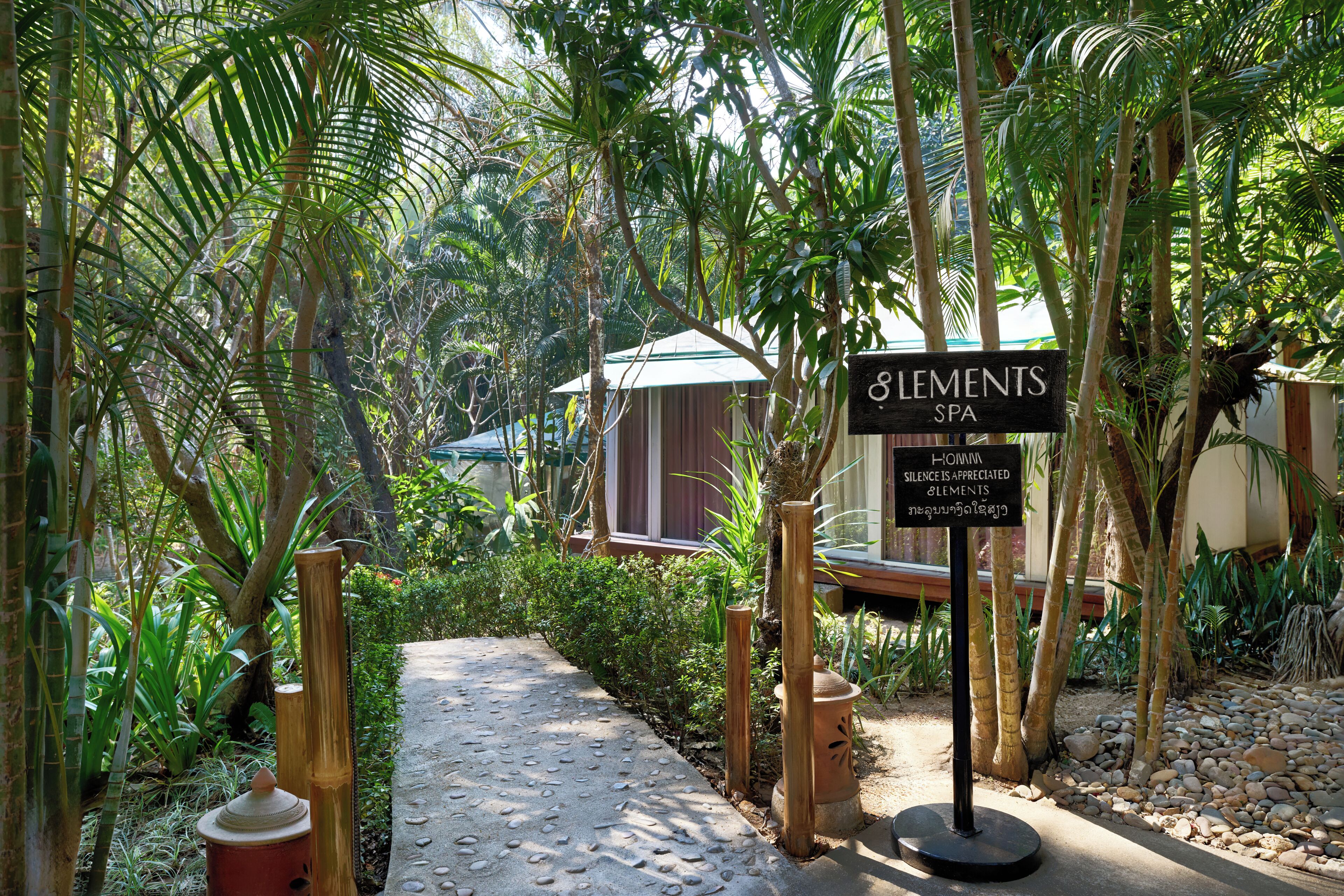 Couples treatment room(s), body treatments, deep-tissue massages