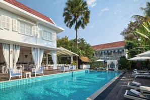 Hồ bơi ngoài trời, mở cửa từ 10:00 đến 18:00, dù/ô trên bãi biển/hồ bơi