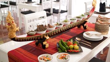Frühstück, Mittagessen, Abendessen, Blick auf den Pool