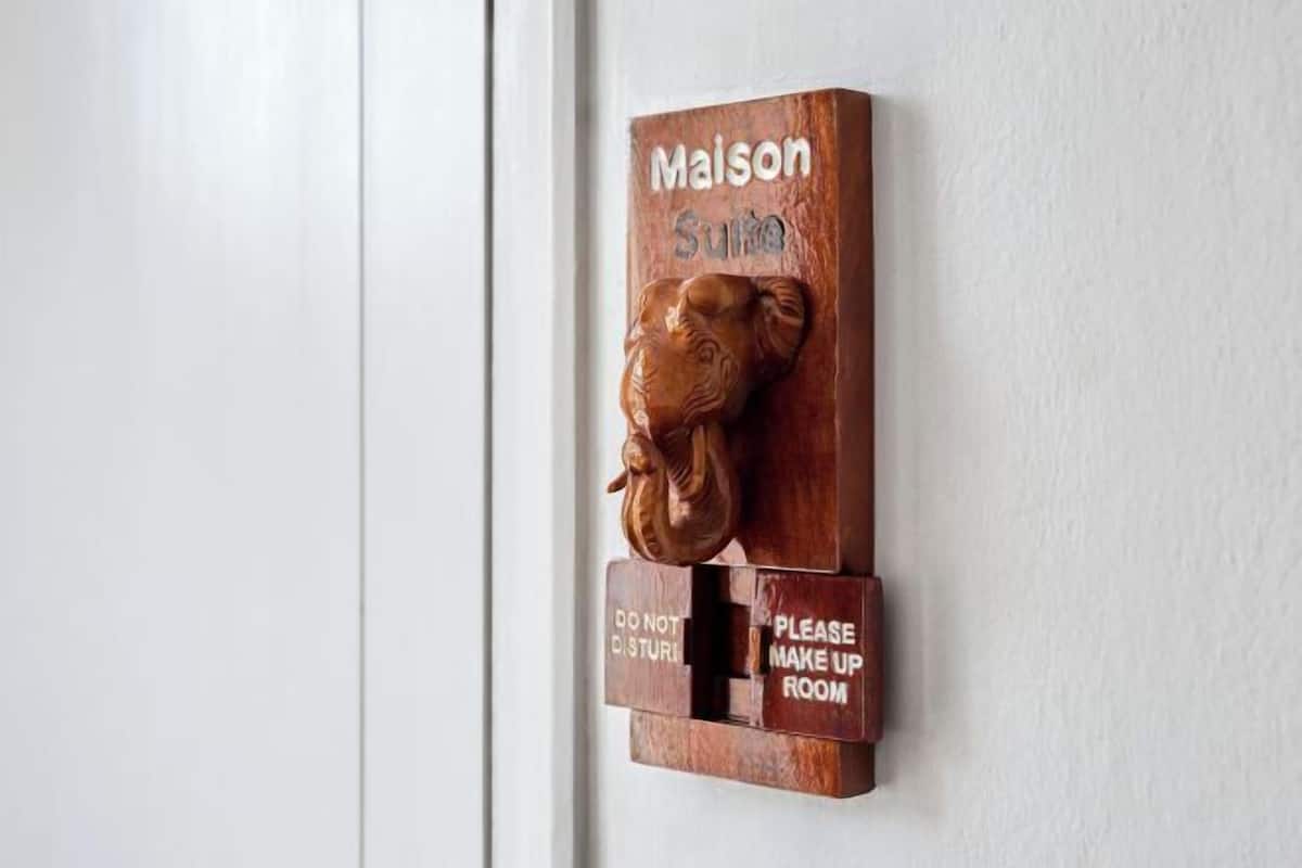 Une enseigne en bois à fixer au mur, ornée d’une tête de lion, avec l’inscription « Maison Soleil » et les indications « Ne pas déranger » et « Veuillez préparer la chambre ».