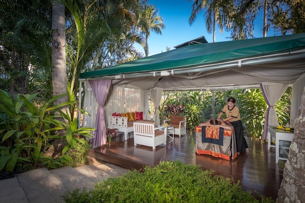 Couples treatment rooms, body treatments, deep-tissue massages