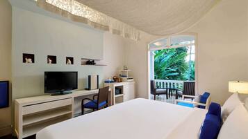 Habitación, 1 cama de matrimonio grande, vistas a la piscina (Garden Wing) | Caja fuerte, escritorio, tabla de planchar con plancha y wifi gratis