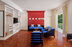 Maison suite | In-room safe, desk, iron/ironing board, free WiFi