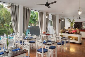 Ze serveren er ontbijt, lunch en diner 