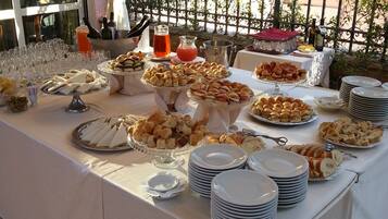 Free daily buffet breakfast