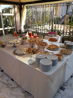 Free daily buffet breakfast - Sunrise Hotel (Rome)