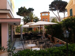 Outdoor dining - Sunrise Hotel (Rome)
