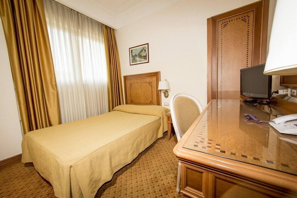 Single Room | Minibar, in-room safe, desk, soundproofing