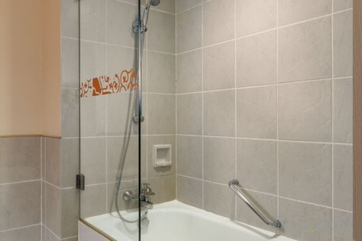 Combined shower/bathtub, free toiletries, hair dryer, towels