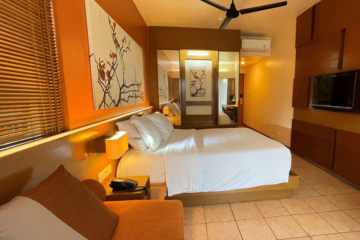 Quarto | Frigobar (abastecido com alguns itens grátis), cofres nos quartos
