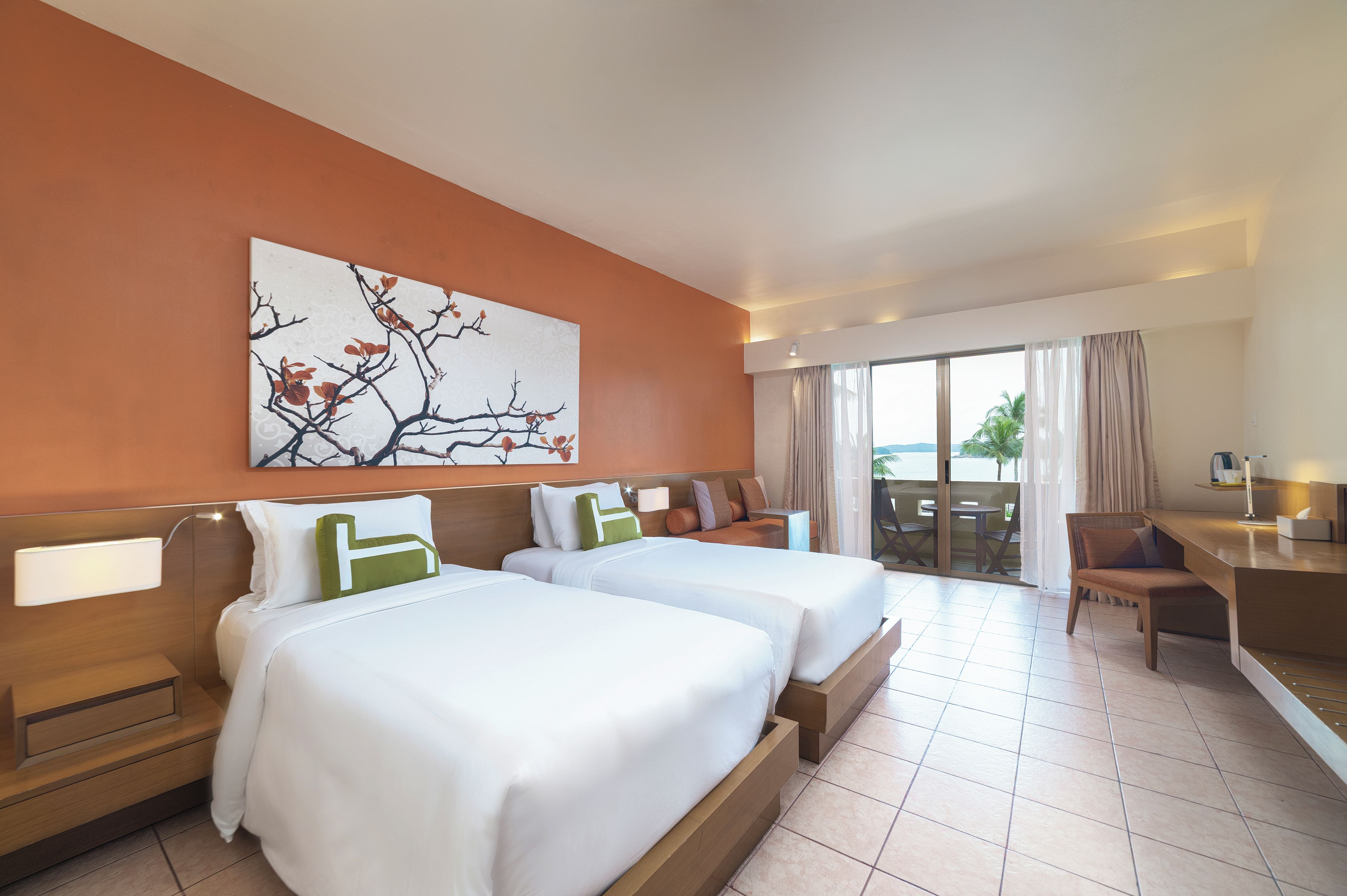 Une chambre d’hôtel avec deux lits, un bureau, une chaise et une grande fenêtre donnant sur un beau paysage.