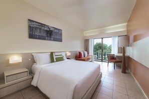 Minibar contenant certains articles gratuits, coffre-fort, bureau