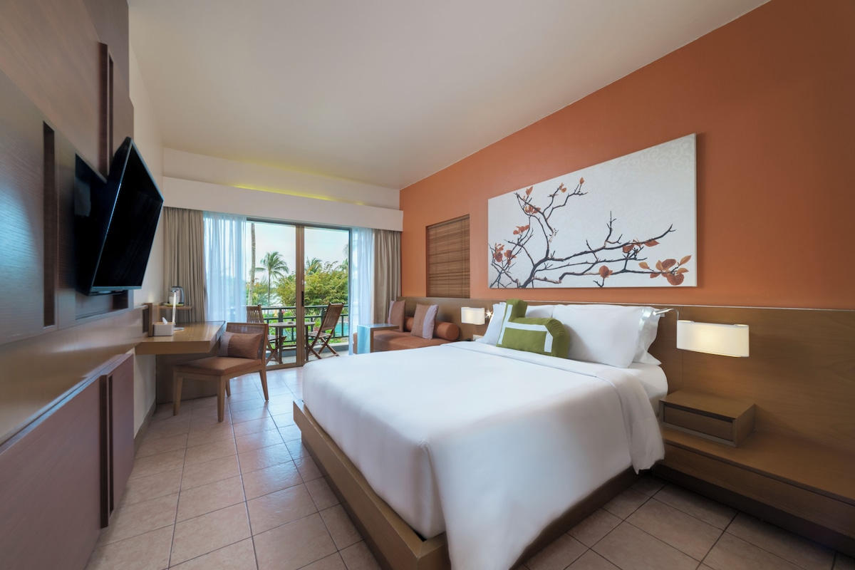 Quarto, 1 cama Queen, sacada, vista para a piscina (Sea Breeze Queen) | Frigobar (abastecido com alguns itens grátis), cofres nos quartos