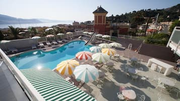 季节性开放的室外游泳池,池畔遮阳伞