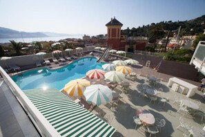 Piscine extérieure (ouverte en saison), parasols de plage