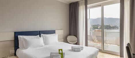 Chambre Double Standard, vue mer | Couette en duvet d'oie, coffres-forts dans les chambres, bureau