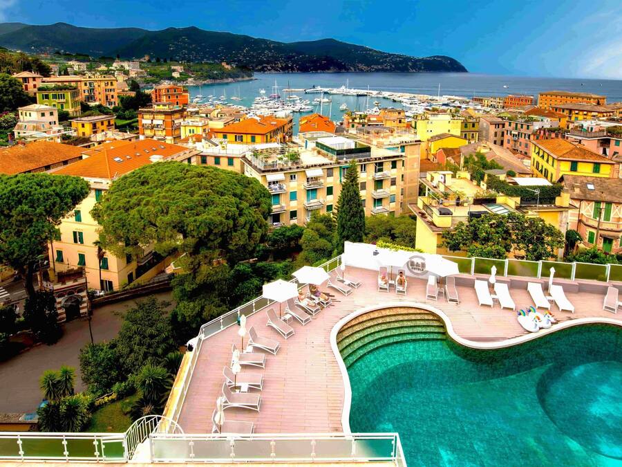 Kolam renang outdoor musiman, dengan payung kolam renang