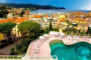 A coastal town with a marina, colorful buildings, and a large swimming pool with sun loungers. - B&B Hotels Park Hotel Suisse Santa Margherita Ligure (Santa Margherita Ligure)
