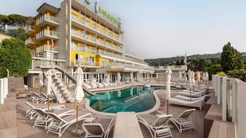 AuĂenpool (je nach Saison geöffnet), Sonnenschirme