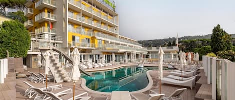 Sæsonbestemt udendørs pool, parasoller