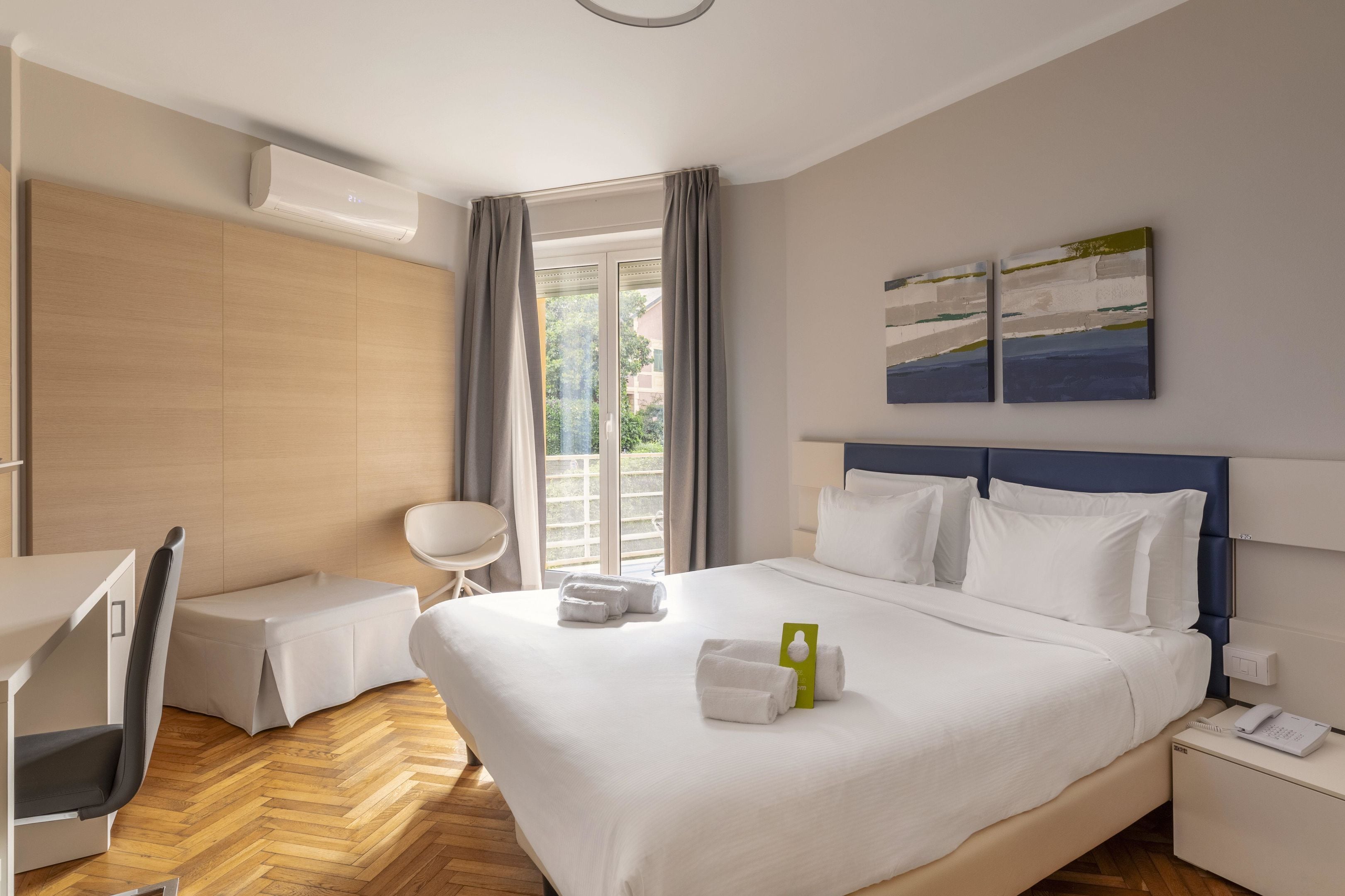 Dobbeltrom – deluxe | Dundyner, safe på rommet, skrivebord og skrivebord for bærbar PC