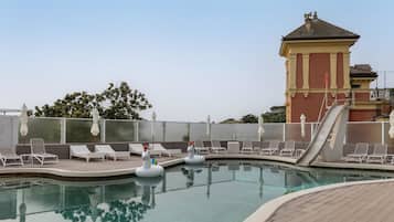 Außenpool (je nach Saison geöffnet), Sonnenschirme