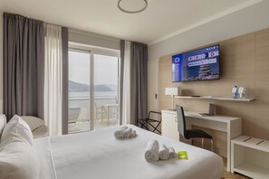 Habitación doble estándar, vista al mar | Edredón, caja de seguridad en la habitación y escritorio