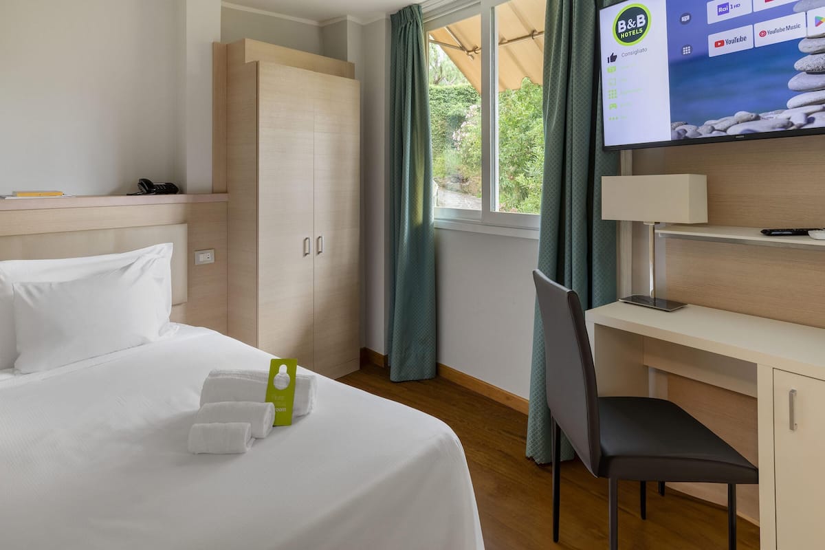 Standard Single Room | Down comforters, in-room safe, desk, laptop workspace