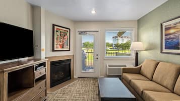 Studio Standar, Bebas Asap Rokok, dapur kecil | Ruang keluarga | TV LCD dan perapian