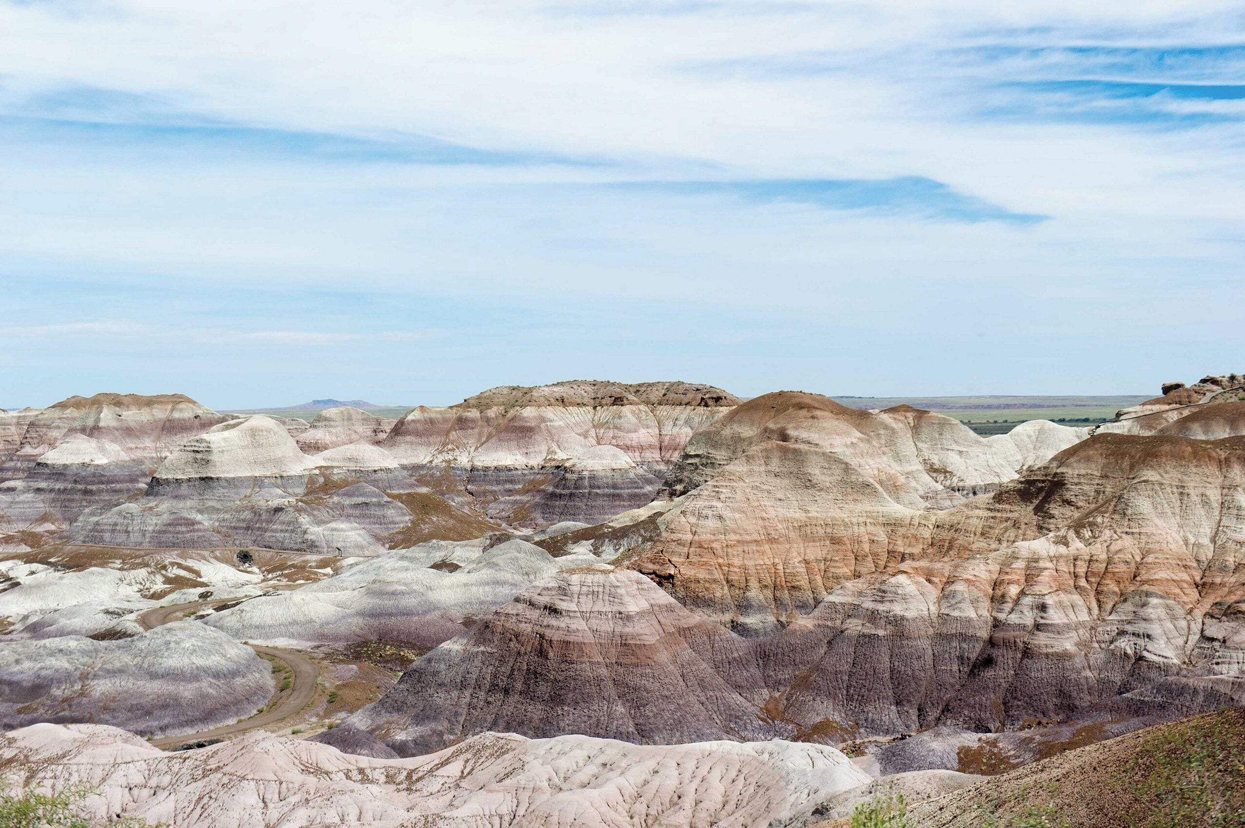 Una vista panoramica su un paesaggio aspro con formazioni rocciose a strati.