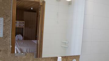 Un bagno con lavandino, specchio e vasca da bagno.