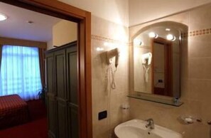 Single Room Mountain View | Bathroom | Hair dryer, bidet