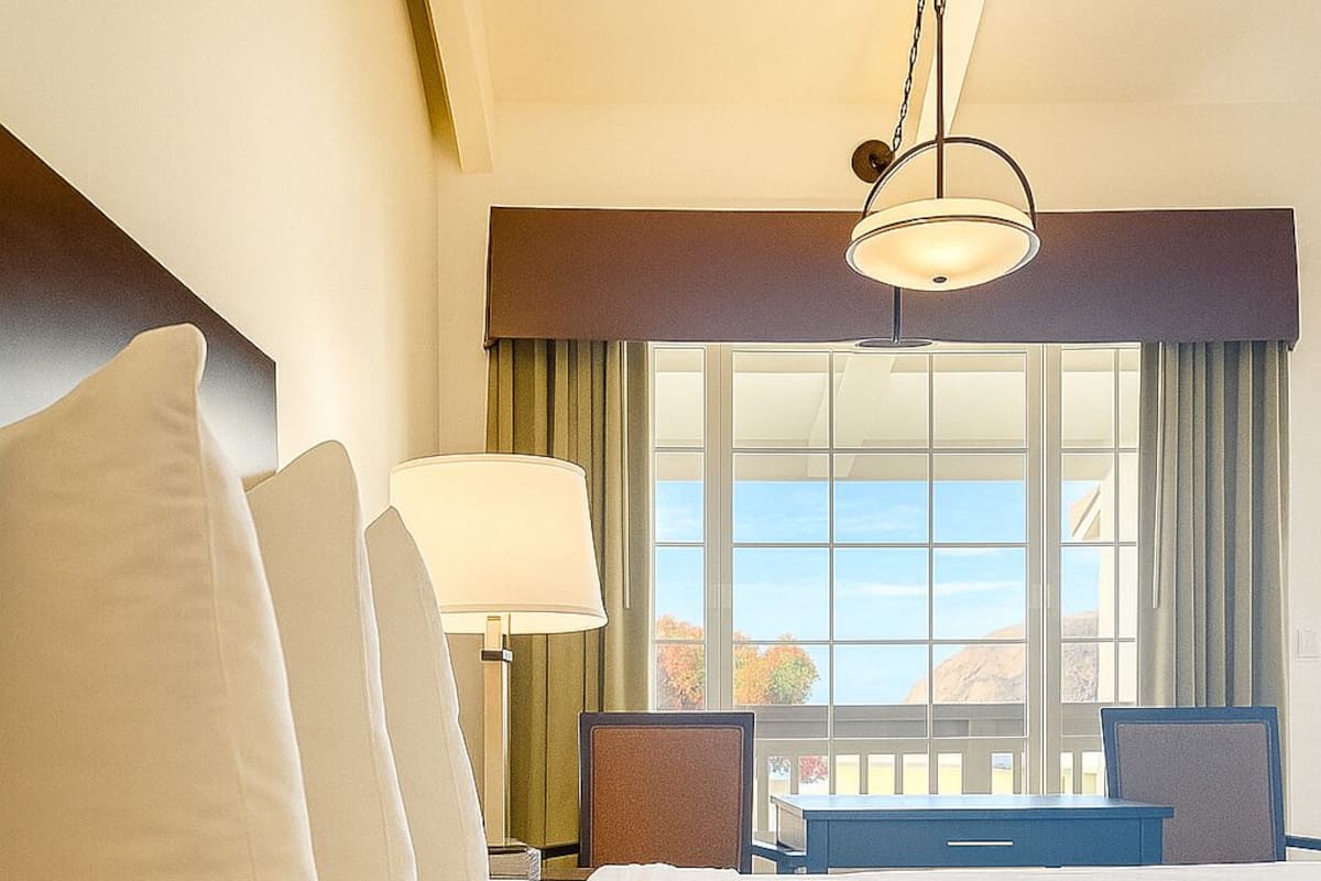 1 habitación, escritorio y cortinas blackout