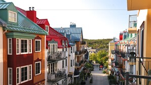 Una calle estrecha bordeada de edificios coloridos, balcones y terrazas.