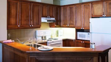 Coffee/tea maker, electric kettle, dining tables
