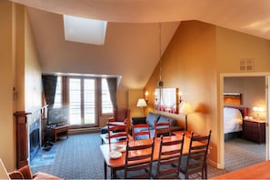 40-inch flat-screen TV with cable channels, TV - Place St-Bernard (Mont-Tremblant)