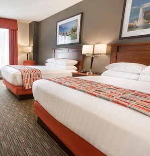 Escritorio, cortinas blackout y tabla de planchar con plancha