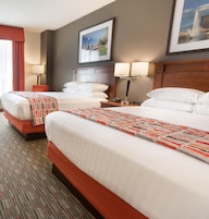 Escrivaninha, cortinas blackout, ferros/tábuas de passar roupa