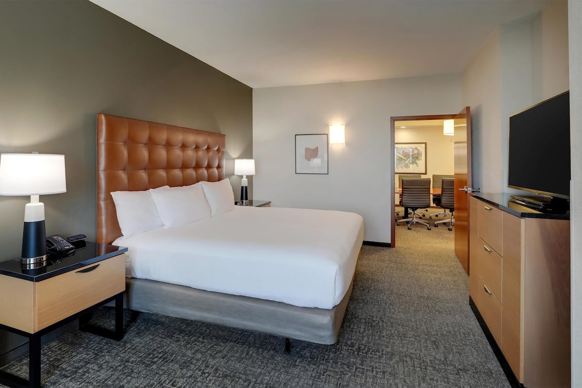 Deluxe Room, 1 King Bed, Accessible, Refrigerator & Microwave (2 Rooms, Board Room Table, Tub) | Desk, blackout drapes, iron/ironing board, free cribs/infant beds