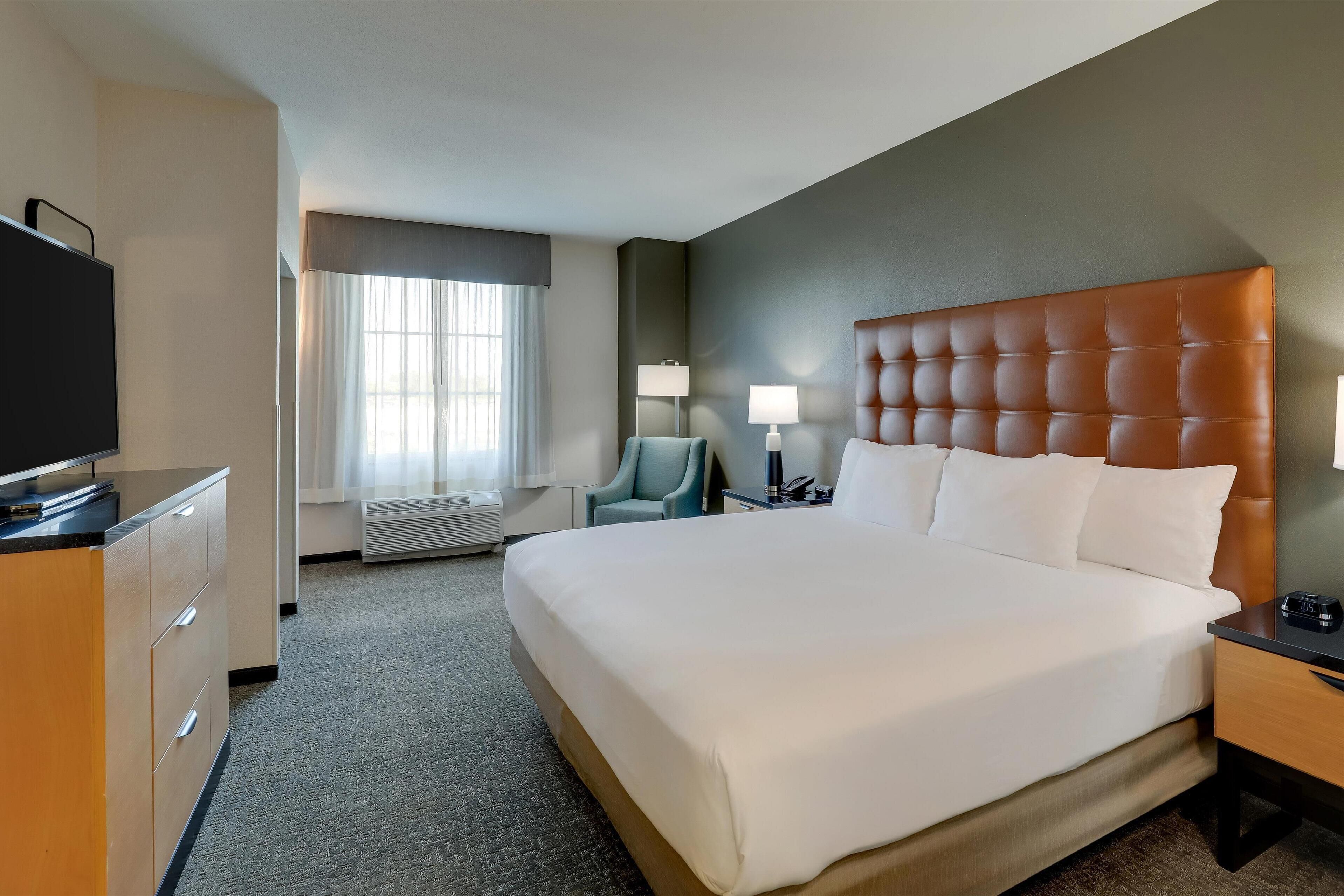 deluxe room, 1 king bed, accessible, refrigerator & microwave (2 rooms, board room table, tub) | desk, blackout curtains, iron/ironing board, free cots/infant beds