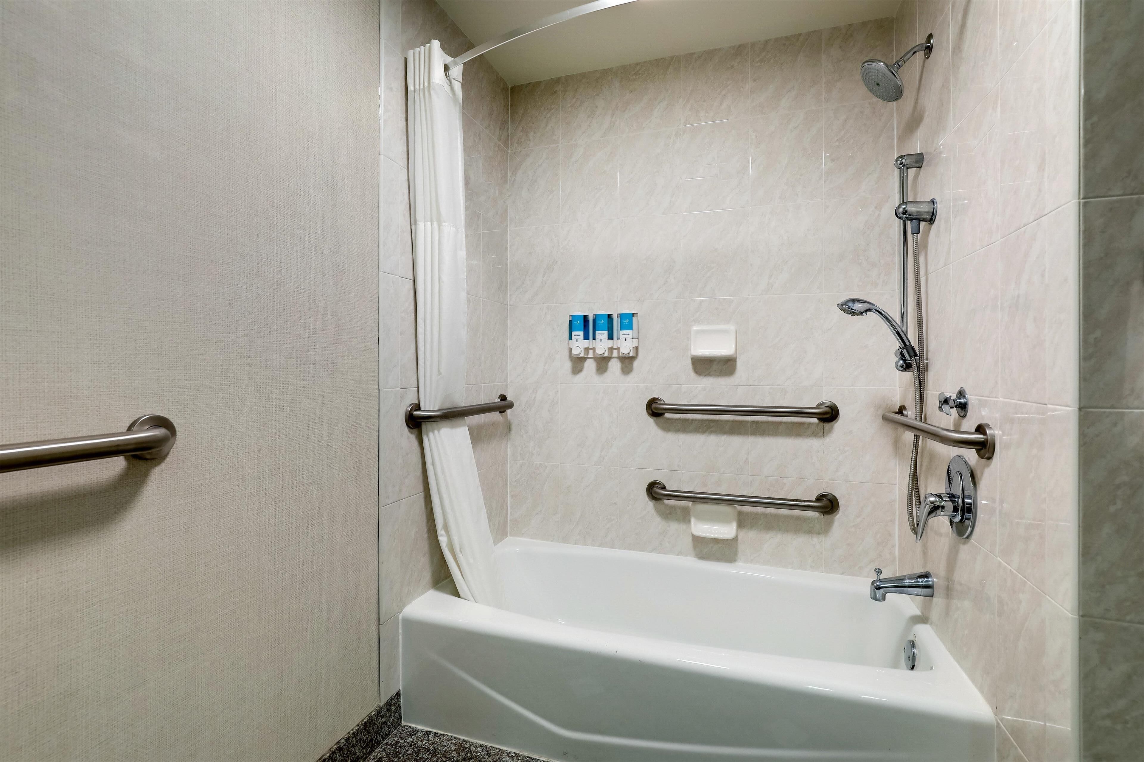 Combined shower/tub, free toiletries, hair dryer, towels
