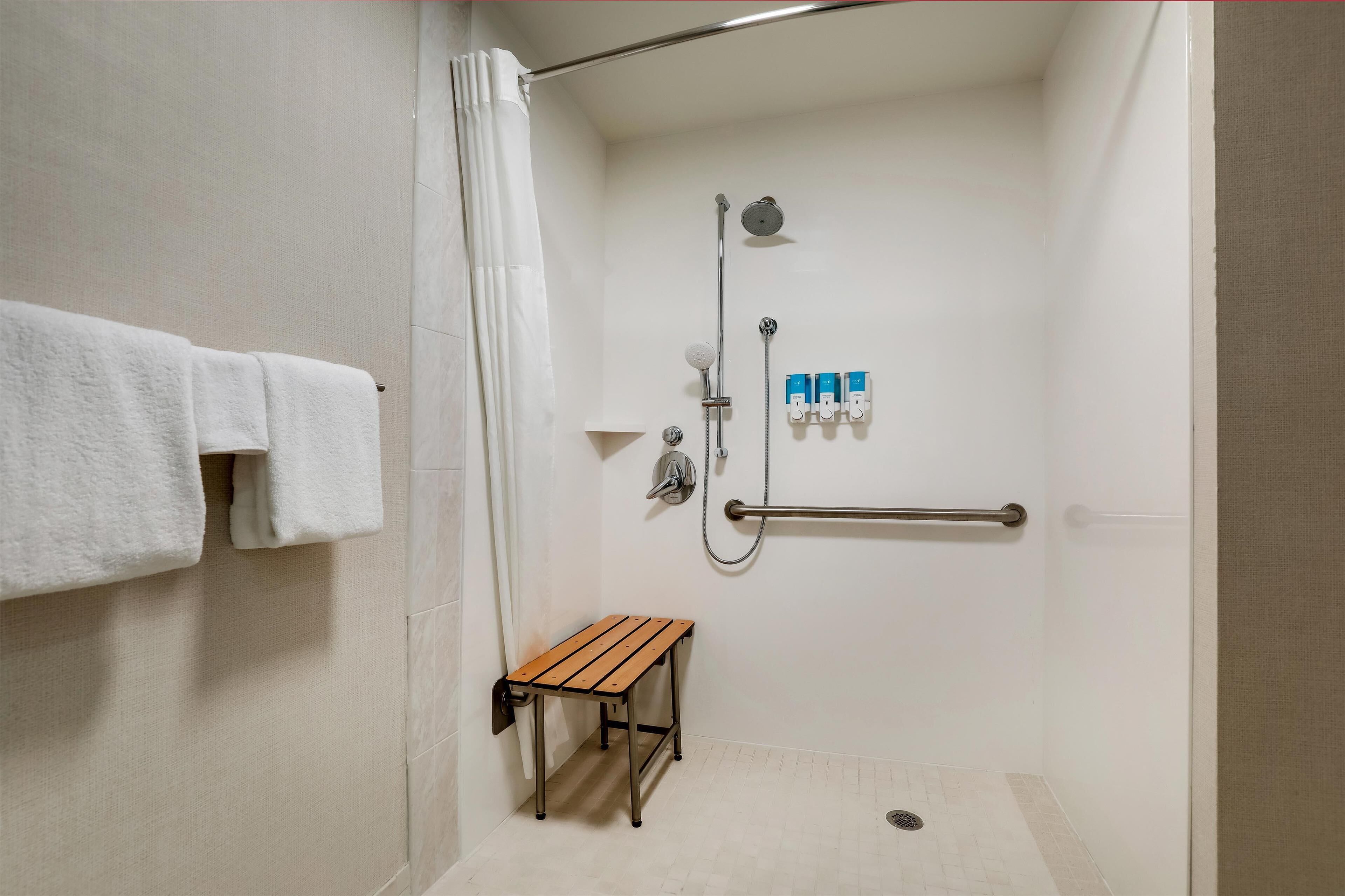 Combined shower/bathtub, free toiletries, hair dryer, towels
